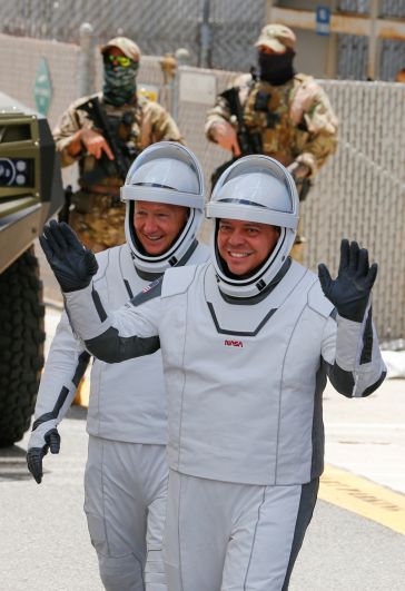 Астронавты Даг Херли и Боб Бенкен.