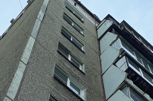 2-летняя девочка выпала с пятого этажа на крышу магазина в Новосибирске