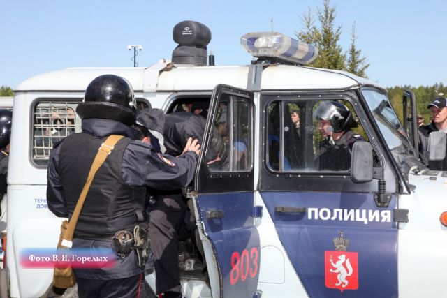 В Екатеринбурге полицейские при задержании выстрелили в дебошира с ножом