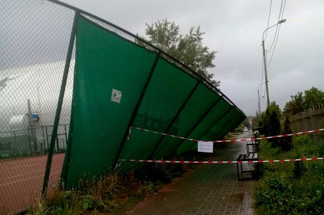 Порыв ветра повалил забор теннисного корта в Туле