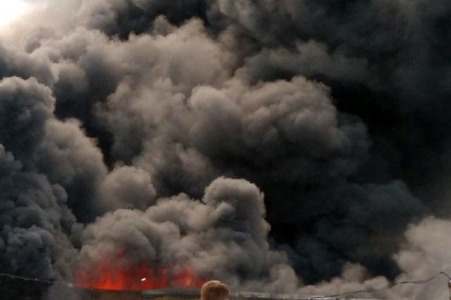 Склад шин площадью 2 тысячи квадратных метров горит в Новосибирске