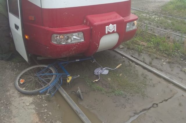 9-летний велосипедист попал под трамвай и сломал ногу в Новосибирске