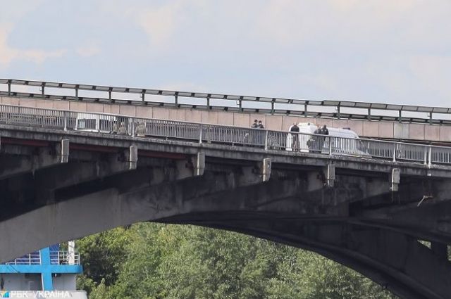 Угроза взрыва моста Метро в Киеве: полиция задержала минера