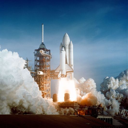 «Спейс шаттл». В начале 1970-х американские специалисты сосредоточились на исследовании возможности создания многоразовой космической системы. Ей стал проект корабля Space Shuttle. Подразумевалось, что шаттлы будут «сновать, как челноки» между околоземной орбитой и Землей, доставляя полезные грузы в обоих направлениях. На фото: первый полет (STS-1) космического челнока «Колумбия».