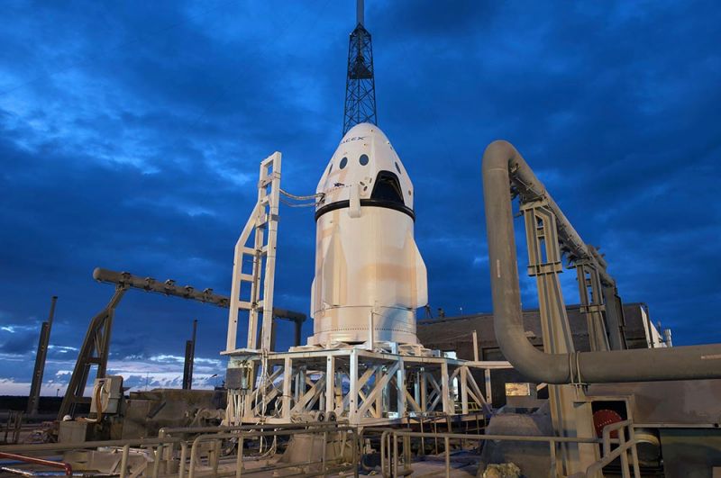 Crew Dragon. Чтобы заниматься доставкой людей и грузов на орбиту самостоятельно, NASA в 2014 году заключило контракты на создание космического корабля следующего поколения с двумя частными компаниями: SpaceX и Boeing. Принадлежащая американскому миллиардеру Илону Маску SpaceX оказалась более успешной и первой завершила все необходимые испытания, хотя не обошлось без неудач, повлекших сдвигание сроков. На фото: корабль на стартовом стенде.