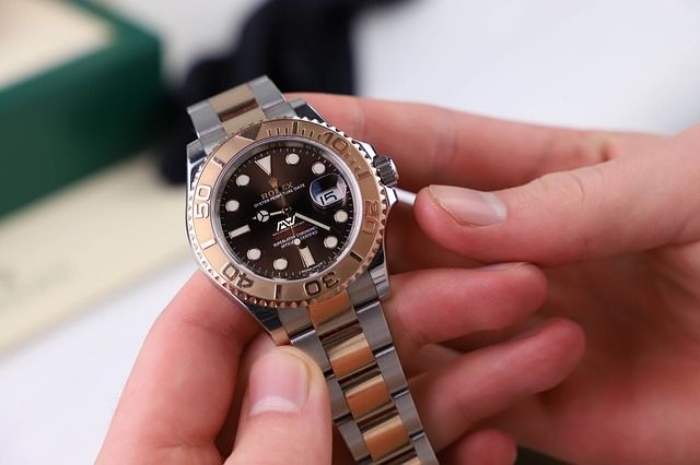 Гатчинская школьница получила часы «Победа» от Александра Дрозденко
