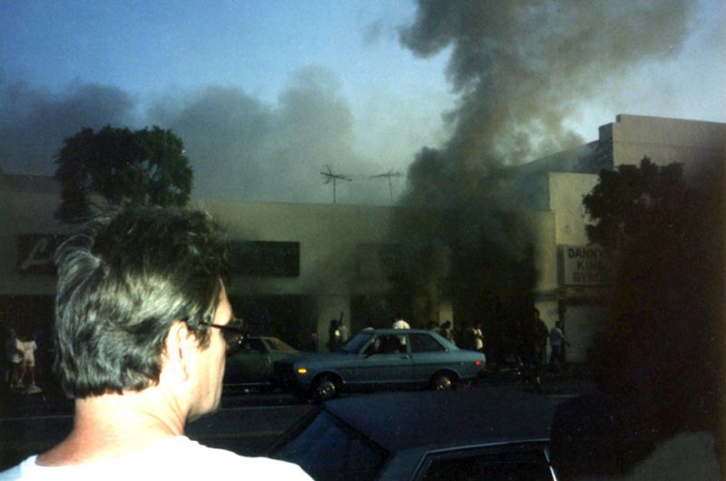 Лос-Анджелес, 1992 год. Беспорядки начались 29 апреля, в день, когда суд присяжных вынес оправдательный приговор четверым полицейским, избившим афроамериканца Родни Кинга за то, что тот оказал сопротивление при аресте. Тысячи американцев вышли на улицы и устроили демонстрации, переросшие в беспорядки и погромы, в ходе которых погибли 63 человека.