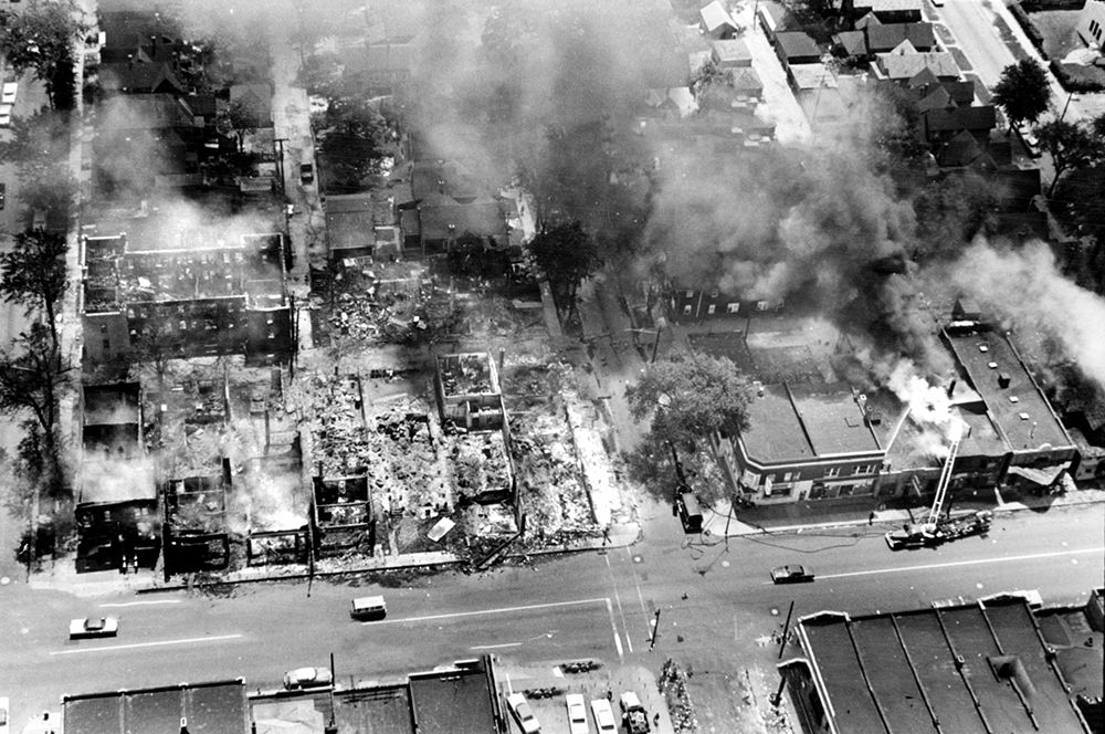 Детройт, 1967 год. 23 июля полиция совершила рейд на нелегальный бар. Столкновение с посетителями и уличными зеваками переросло в грабежи и погромы, продолжавшиеся пять дней. Для подавления президент Линдон Джонсон разрешил использовать федеральные войска. В течение пяти дней погибли 43 человека, более 2,5 тысяч магазинов были разграблены или сожжены, более 400 домов разрушены.