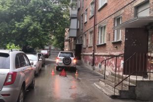 Водитель автомобиля Toyota RAV4 вечером 1 июня сбила мальчика, который перебегал дорогу от детской площадки к подъезду дома.
