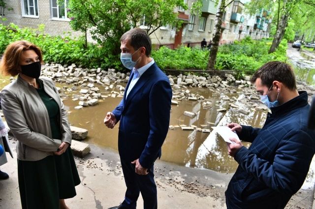 Мэр Ярославля посетил двор, где люди заложили ямы кирпичами
