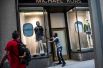Люди грабят магазин брендовой одежды на Манхэттене в Нью-Йорке.