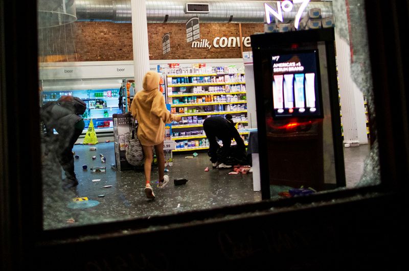 Люди грабят продуктовый магазин в Нью-Йорке.