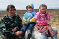 Ямальские семьи начали получать выплату на детей от 3 до 16 лет