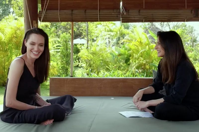 Анджелина Джоли в Камбодже во время интервью корреспонденту ВВС, 2017 год.