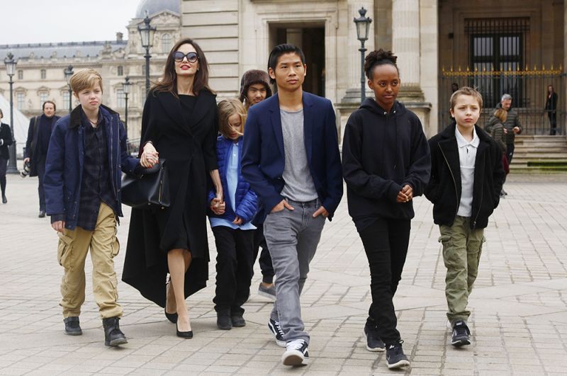 Анджелина Джоли с детьми во время посещения Лувра в Париже, 2017 год. 