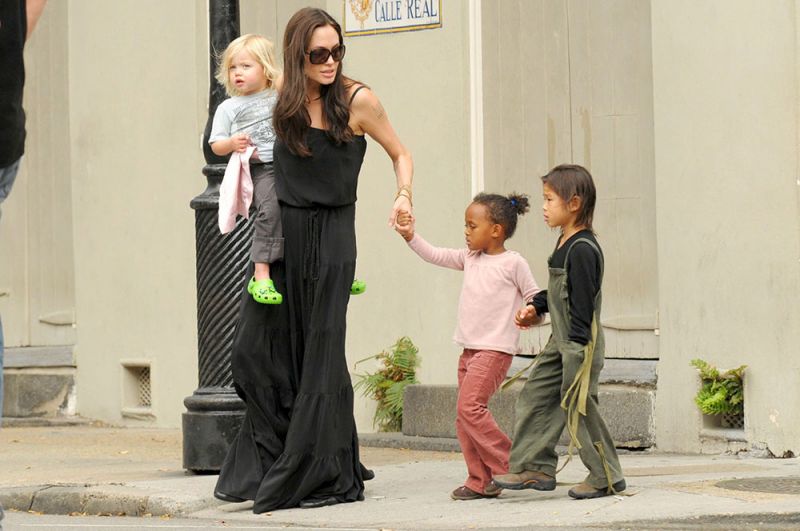 Анджелина Джоли с детьми на прогулке, 2008 год.