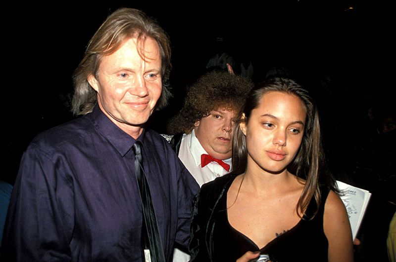 Анджелина Джоли с отцом, Джоном Войтом, 1989 год. 