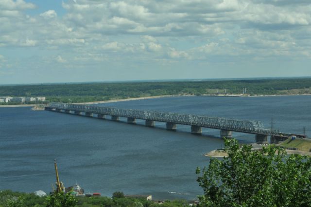 Об опору Императорского моста в Ульяновске ударилась баржа