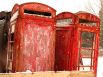 Свалка телефонных будок, Ньюарк-он-Трент, Великобритания. В город Ньюарк-он-Трент в графстве Ноттингемшир со всей страны свозят ржавые и сломанные телефонные будки. Там их реставрируют, желающие потом могут их приобрести.