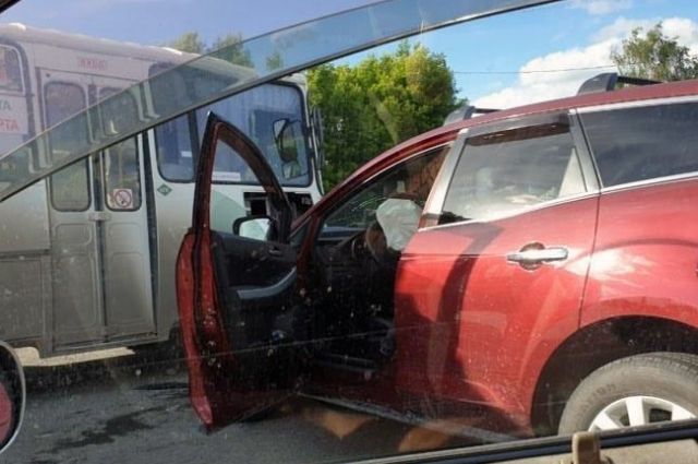 «Мазда» протаранила пассажирский автобус в Оби