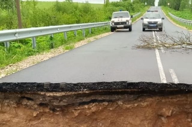 В Тульской области из-за ливней обвалилась дорога