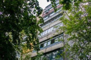 Разбилась насмерть: в Днепре пенсионерка выпала из окна четвертого этажа