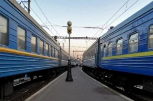 Укрзализныця назначила на Троицу дополнительные поезда