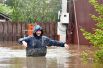 Спасатель на улице дачного поселка, подтопленного из-за разлива реки Воря в Щелковском районе Московской области.