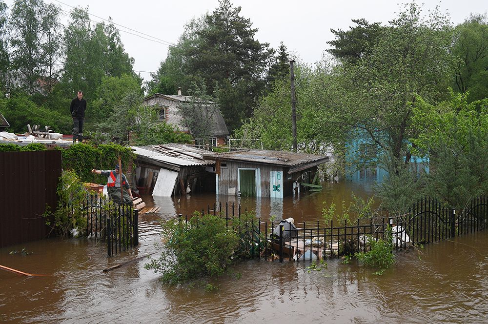 Подтопленные строения в поселке Нахабино Московской области.