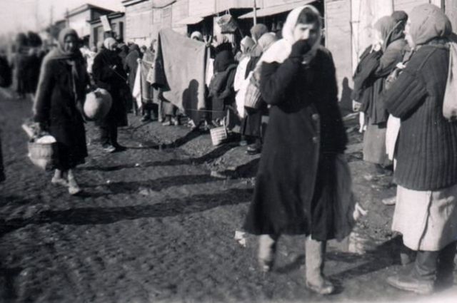 Женщинам во время войны приходилось выполнять тяжелую мужскую работу, голодать, поднимать детей.