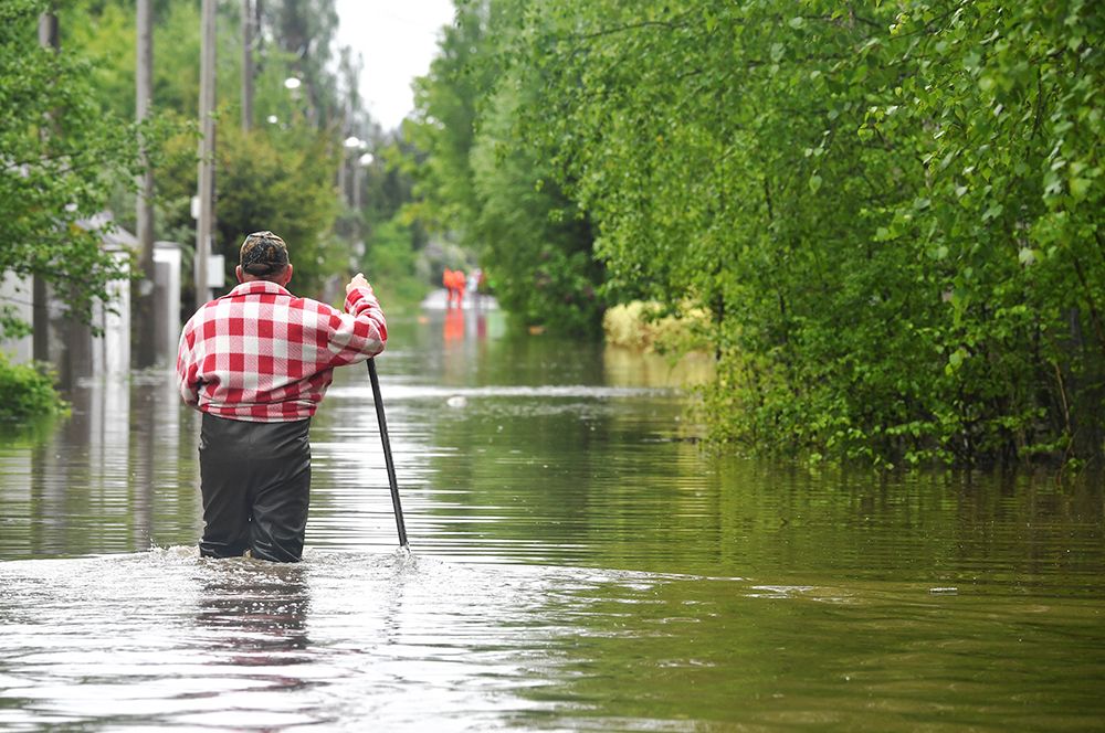 Житель дачного поселка, подтопленного из-за разлива реки Воря в Щелковском районе Московской области.