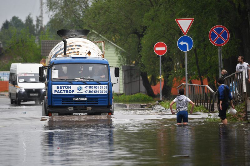 На подтопленной улице в поселке Опалиха Московской области.