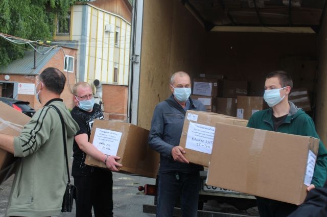 Волонтеры передали средства индивидуальной защиты «скорой помощи» Тольятти