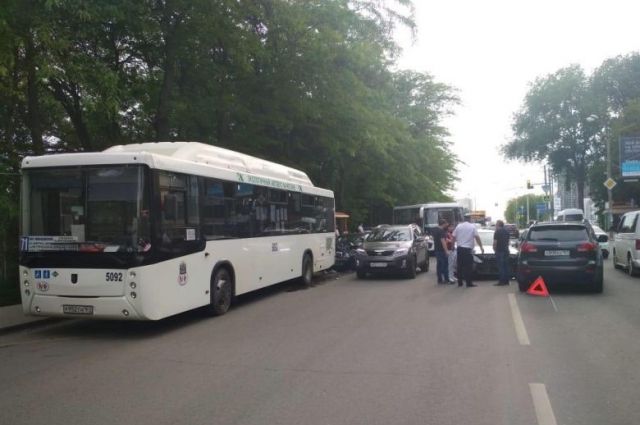 Авария с автобусом и тремя машинами произошла в Ростове-на-Дону