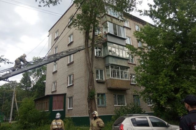 Ульяновские огнеборцы сняли женщину с карниза на четвёртом этаже