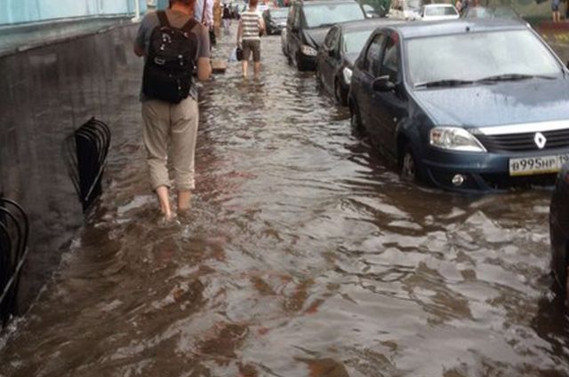 В Ивантеевке мужчина пересёк вплавь затопленную улицу