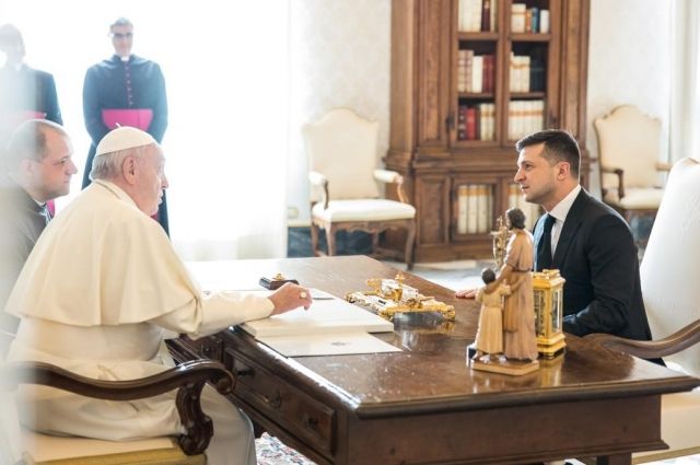 Зеленский попросил Папу Римского Франциска помочь с освобождением пленных