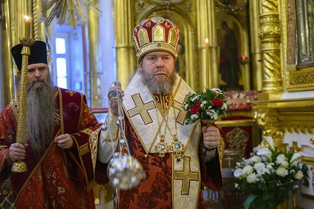 На богослужении в псковском кремле присутствует губернатор
