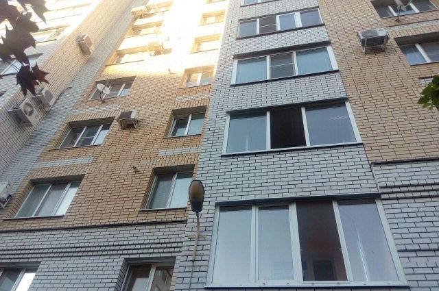 В Липецке школьник пытался вылезти из окна на десятом этаже дома