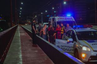 В Днепре мужчина бросался под колеса авто и пытался спрыгнуть с моста