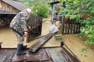 Из-за дождей реки затопили населенные пункты.