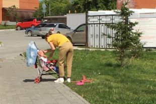 Жительница новосибирского микрорайона «Стрижи» избила плачущую в коляске дочь, чтобы «успокоить» ее.