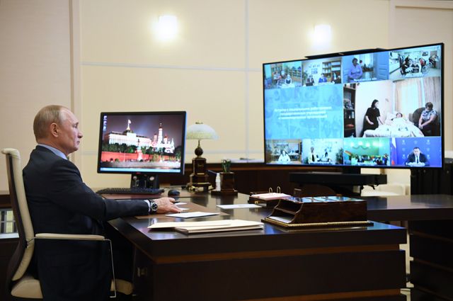 Владимир Путин во время видеоконференции с социальными работниками.
