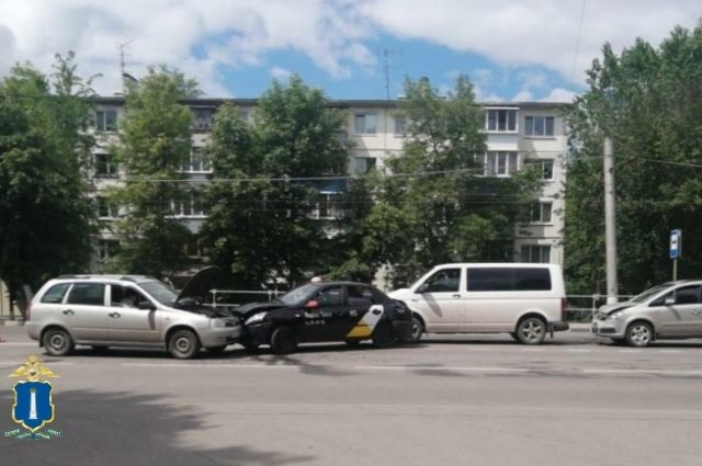 При столкновении трёх машин на пр. Гая в Ульяновске пострадали 2 женщины