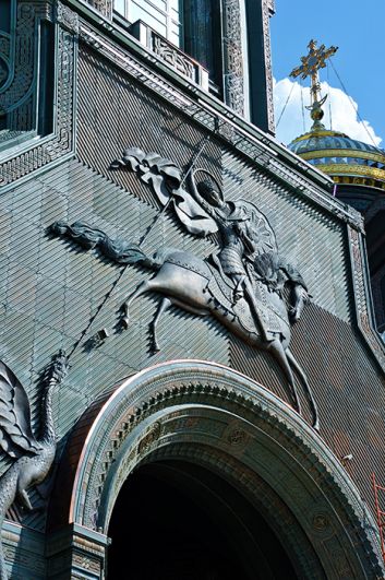 Рельеф с изображением Георгия Победоносца на стене главного храма Вооруженных сил РФ.