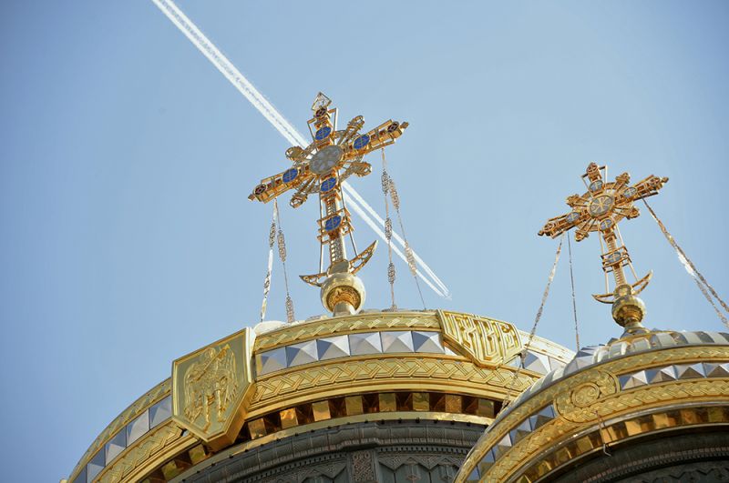 Кресты на куполах главного храма Вооруженных сил РФ.