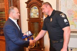 В Одессе наградили полицейского, спасшего женщину от насильника