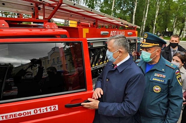 В честь 30-летнего юбилея областного МЧС спасателям передали новые машины.
