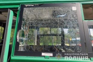 В Киеве обиженный пассажир бросил камень в окно троллейбуса