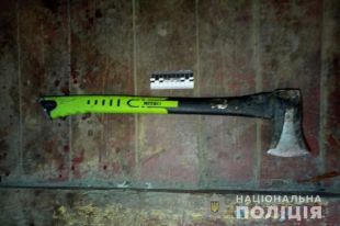 В Тернопольской области пьяный мужчина пытался зарубить троих людей топором